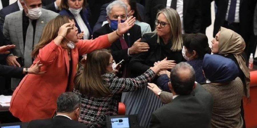 Τουρκία – Γυναίκες στη Βουλή πιάστηκαν στα χέρια στη συζήτηση για τον προϋπολογισμό
